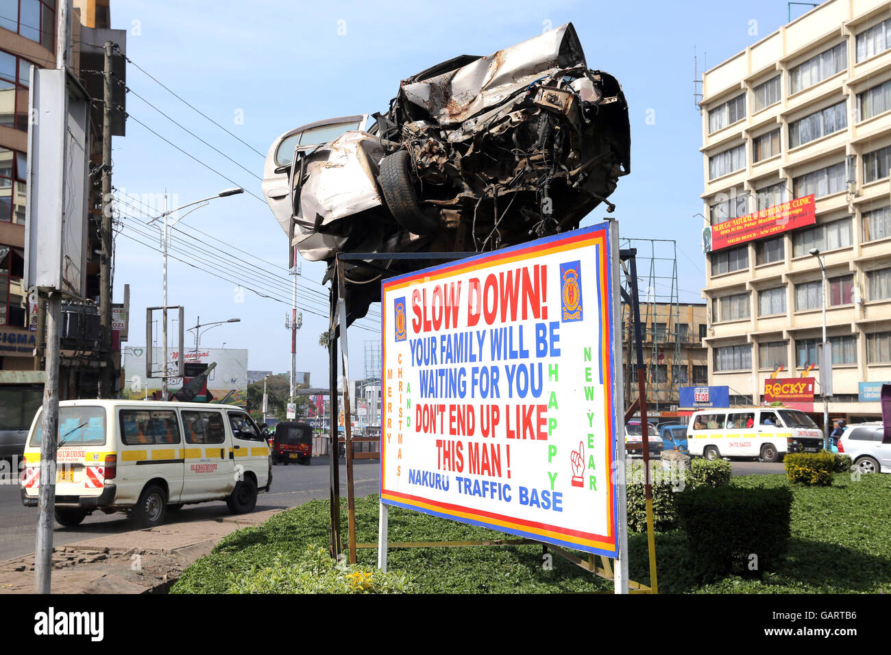 Autounfall als dramatische Warnung gegen schnelles Fahren auf einen Kreisverkehr in Nakuru, Kenia, Afrika Stockfoto