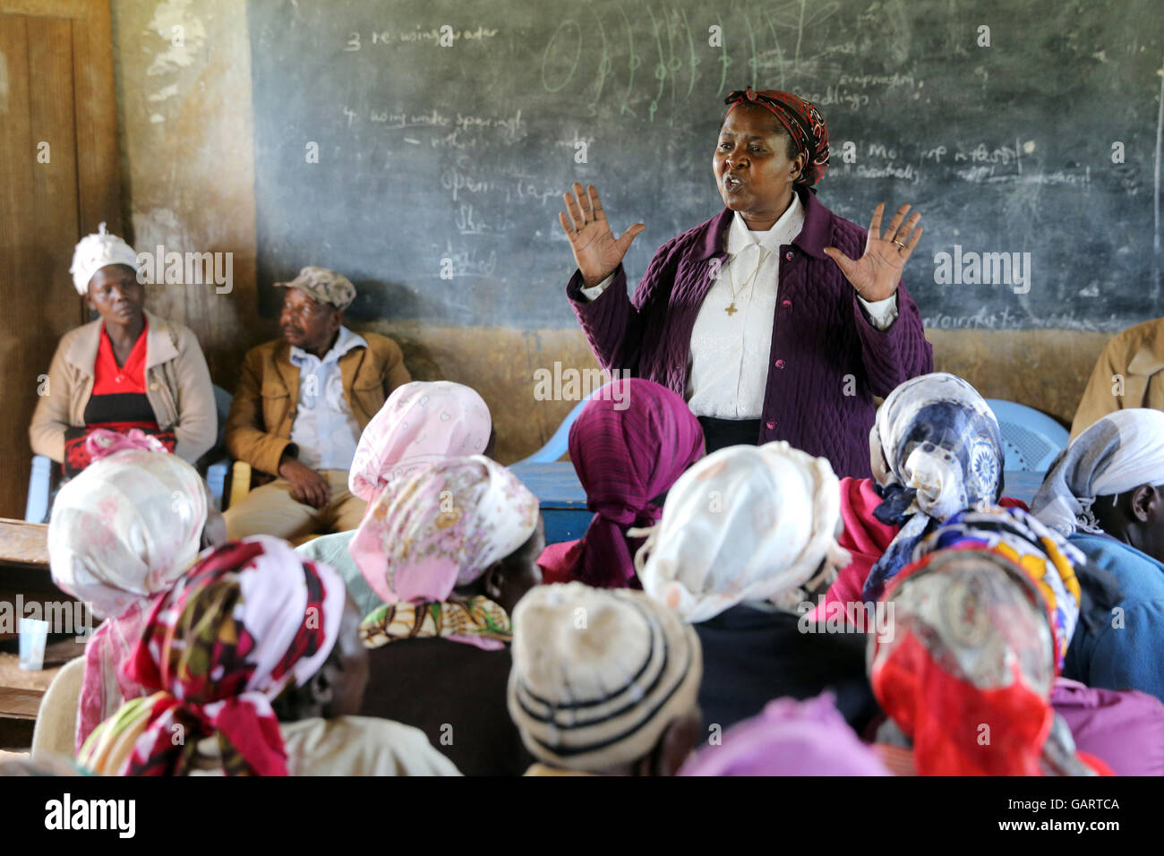 SR. Ephigenia Gachiri (katholische Nonne der Loreto Schwestern Kongregation) kämpft gegen weibliche Genitalbeschneidung FGM. Lektion in einem Dorf der Diözese Nakuru, Kenia, Afrika Stockfoto