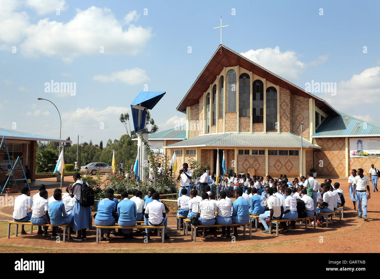 Pilgern vor der katholischen Kirche des Heiligtums von Kibeho in Ruanda, Afrika. Ort der Erscheinung der Jungfrau Maria. Das Heiligtum gilt Kibeho als "Lourdes of Africa". Stockfoto