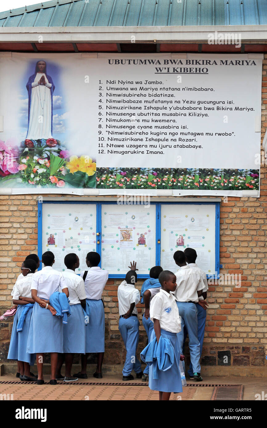 Pilgern vor der katholischen Kirche des Heiligtums von Kibeho in Ruanda, Afrika. Ort der Erscheinung der Jungfrau Maria. Das Heiligtum gilt Kibeho als "Lourdes of Africa". Stockfoto