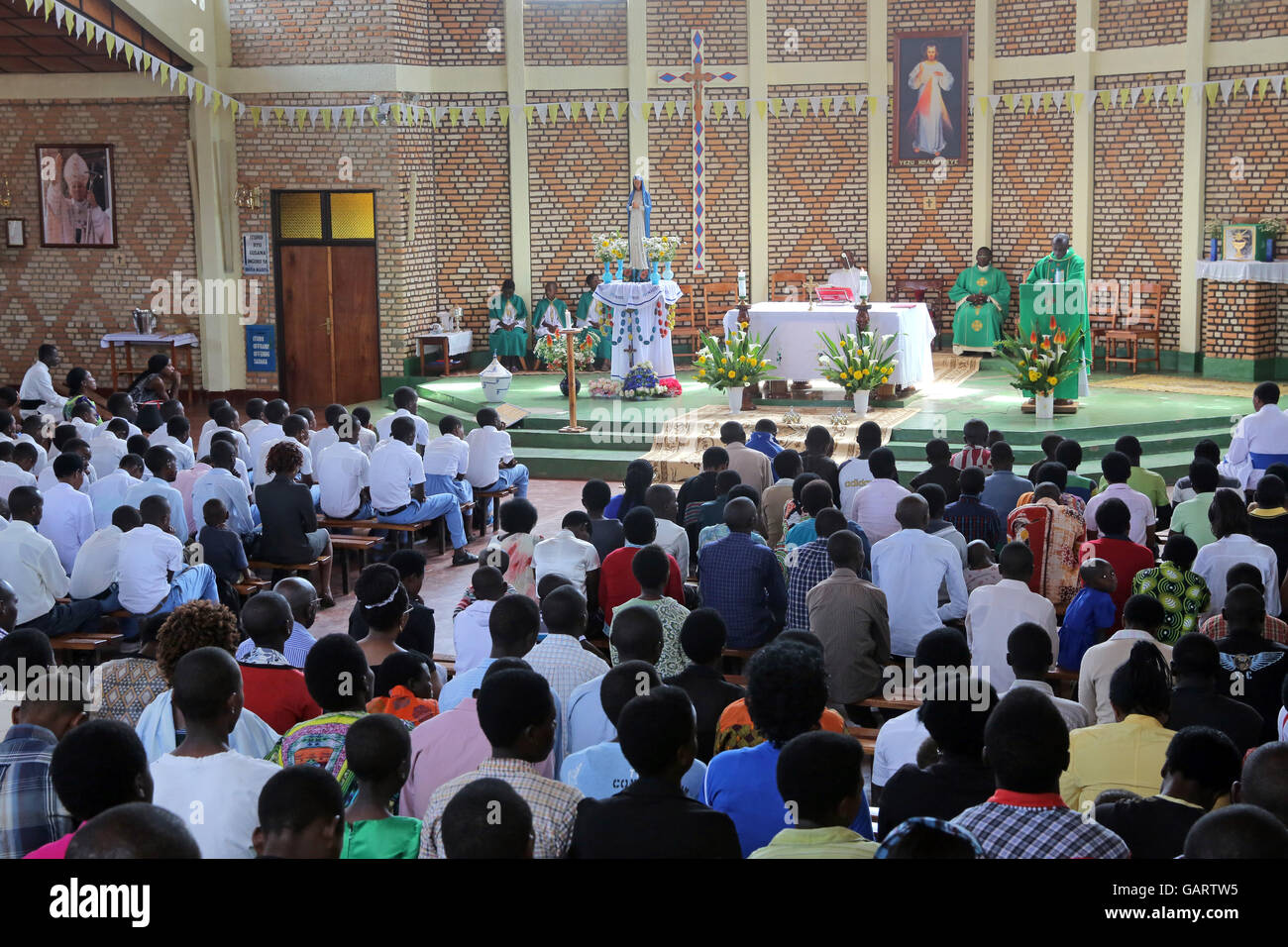 Gottesdienst in der katholischen Kirche des Heiligtums von Kibeho in Ruanda, Ort der Erscheinung der Jungfrau Maria. Das Heiligtum gilt Kibeho als "Lourdes of Africa". Stockfoto