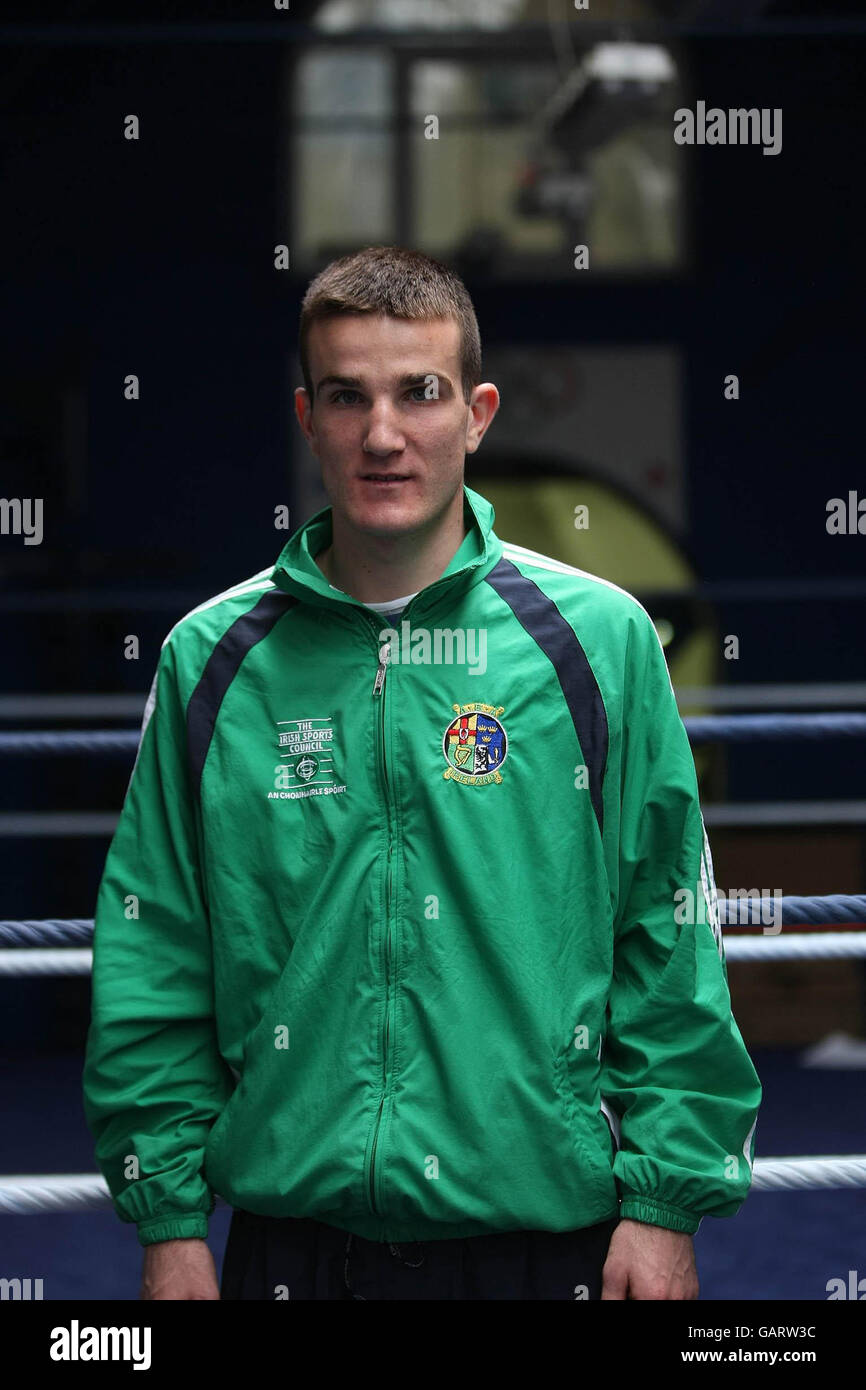 Boxer John Joe Joyce traf Martin Cullen, Minister für Kunst, Sport und Tourismus, als er das irische olympische Boxteam im National Stadium in Dublin besuchte. Stockfoto