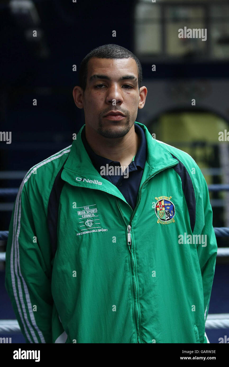 Boxer Darren Sutherland traf Martin Cullen, Minister für Kunst, Sport und Tourismus, als er das irische olympische Boxteam im National Stadium in Dublin besuchte. Stockfoto