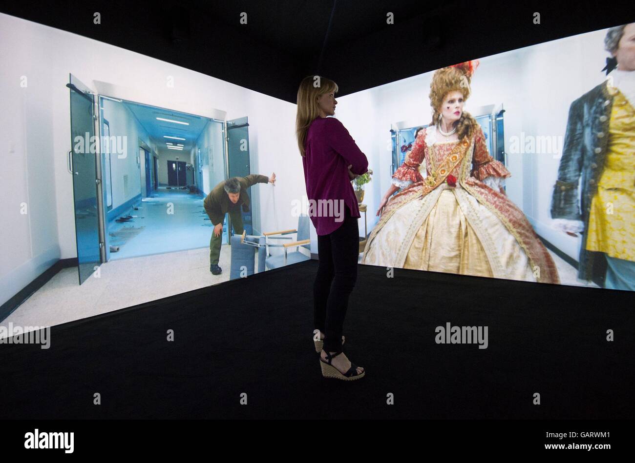 Ein Mitarbeiter des Somerset House befasst sich mit Toby Dye "der Korridor, 2016", eine Installation mit vier Endlos Schleife Filmen an der gleichen Stelle mit verschiedenen Charakteren inspiriert von Kubricks Filmographie, während ein Presse-Preview von Tagträumen mit Stanley Kubrick im Somerset House in London festgelegt. Stockfoto