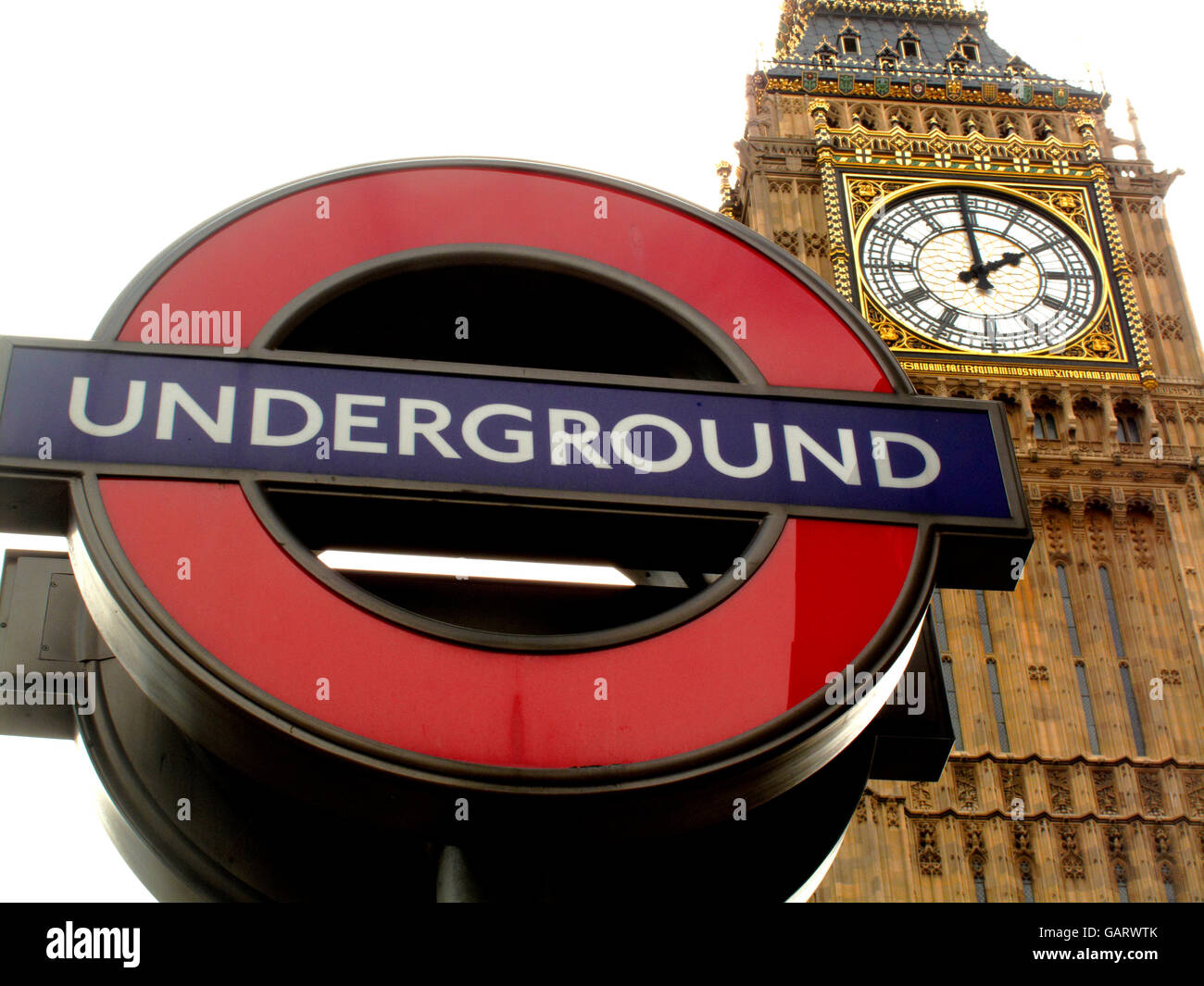 Londoner U-Bahn Schild mit Big Ben im Hintergrund Stockfoto