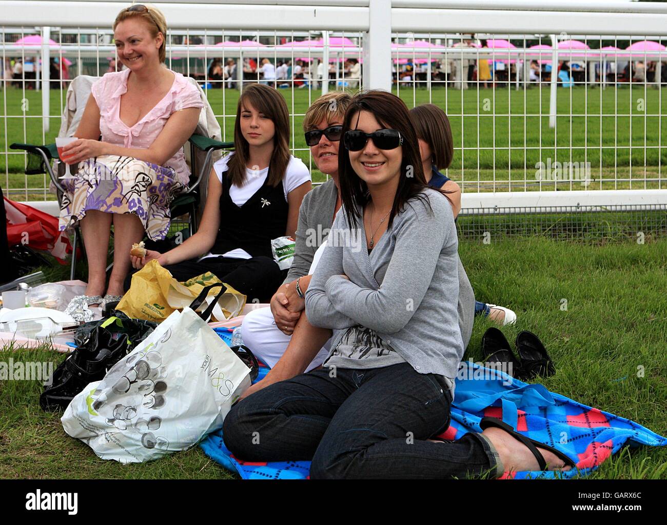 Pferderennen - 2008 Derby Festival - Ladies Day - Epsom Downs Racecourse. Racegoers trackside während des Ladies Day Stockfoto