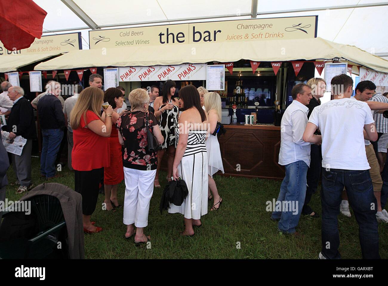 Pferderennen - 2008 Derby Festival - Ladies Day - Epsom Downs Racecourse. Racegoers während des Ladies Day Stockfoto