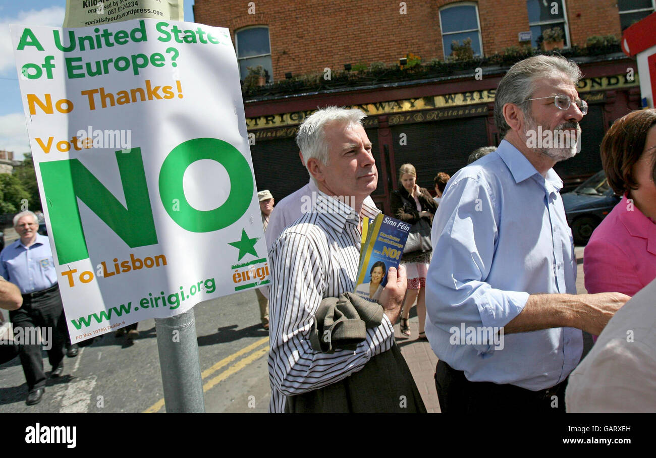 (Von links nach rechts) Sinn Fein's Sean Crowe und Gerry Adams fordern vor dem Lissabon-Referendum im Stadtzentrum von Dublin ein Nein. Stockfoto