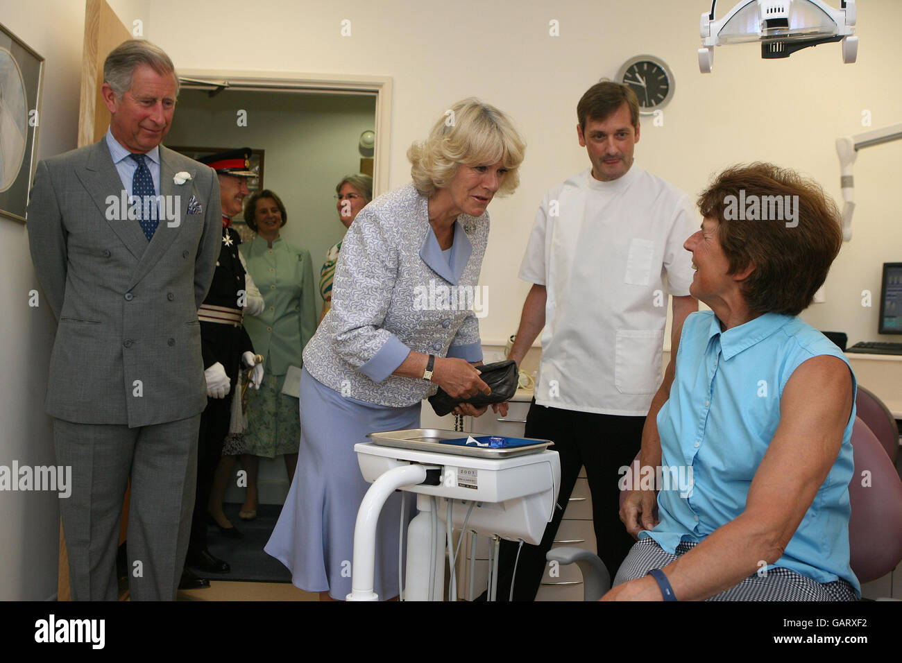 Der Prinz von Wales und die Herzogin von Cornwall treffen einen Patienten an der Zahnarztpraxis in Upton Surgery, Upton-upon-Severn, Worcestershire. Stockfoto