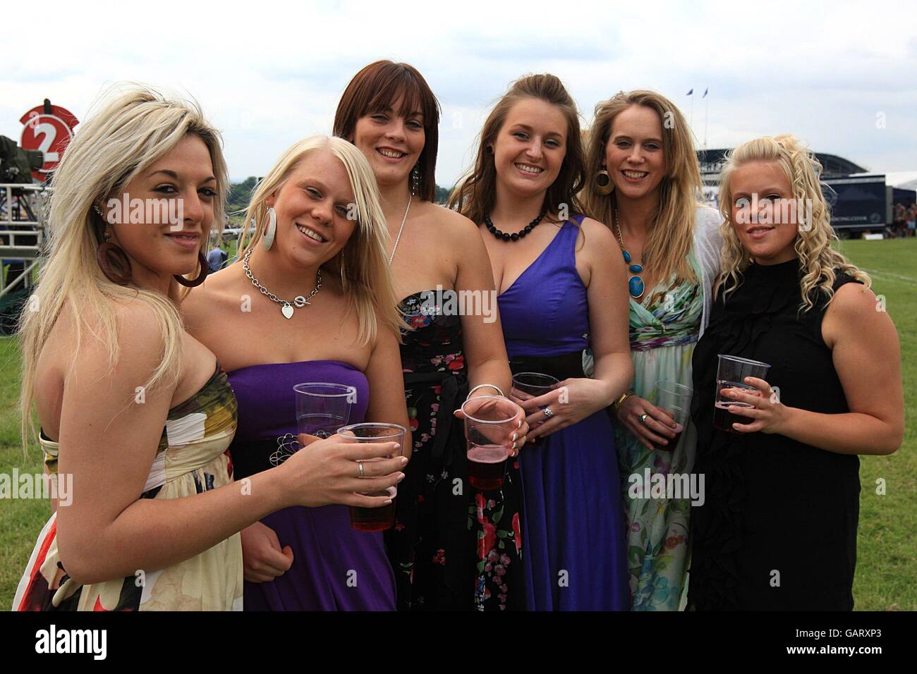 Pferderennen - 2008 Derby Festival - Ladies Day - Epsom Downs Racecourse. Racegoers während des Ladies Day Stockfoto