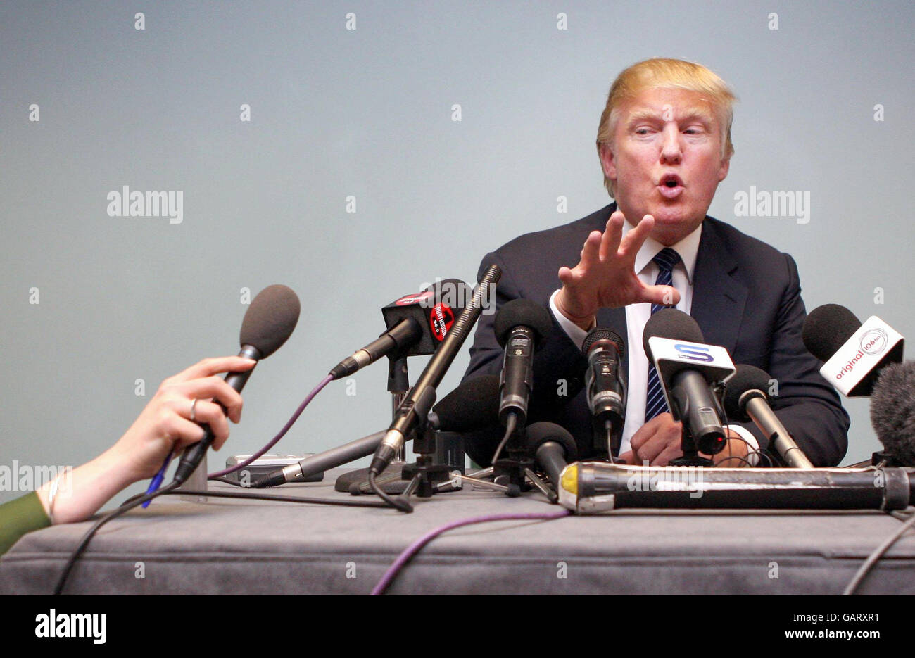 DER US-Immobilienmagnate Donald Trump hält eine Pressekonferenz ab, nachdem er eine öffentliche Untersuchung seines geplanten 1 Milliarde Golf Resorts im Menie Estate, Balmedie, in der Boyd Orr Halle im Aberdeen Exhibition and Conference Centre, Aberdeen, durchgeführt hatte. Stockfoto