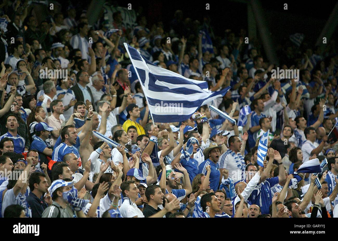 Fußball - UEFA-Europameisterschaft 2008 - Gruppe D - Griechenland - Schweden - Wals Siezenheim Stadium. Griechenland Fans auf den Tribünen Stockfoto