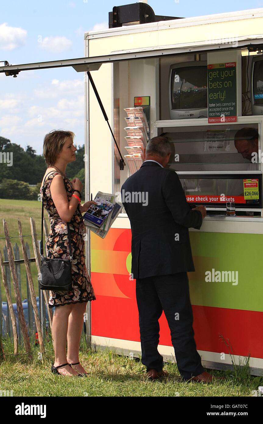 Pferderennen - 2008 Derby Festival - Derby Day - Epsom Downs Racecourse. Rennfahrer platzieren ihre Wetten auf der Rennbahn Epsom Downs Stockfoto