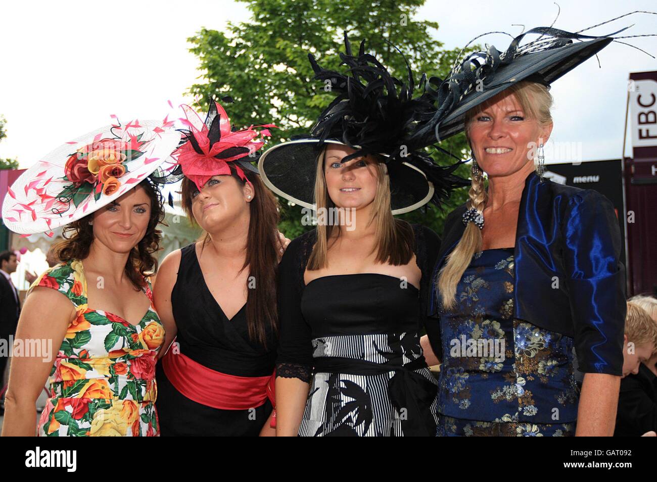 Pferderennen - 2008 Derby Festival - Ladies Day - Epsom Downs Racecourse. Racegoers während des Ladies Day Stockfoto