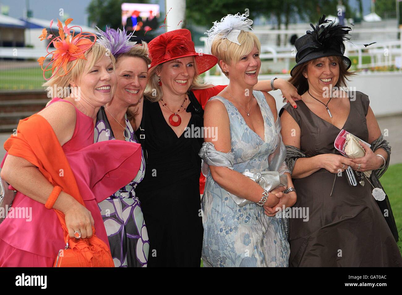Pferderennen - 2008 Derby Festival - Ladies Day - Epsom Downs Racecourse. Racegoers während des Ladies Day Stockfoto