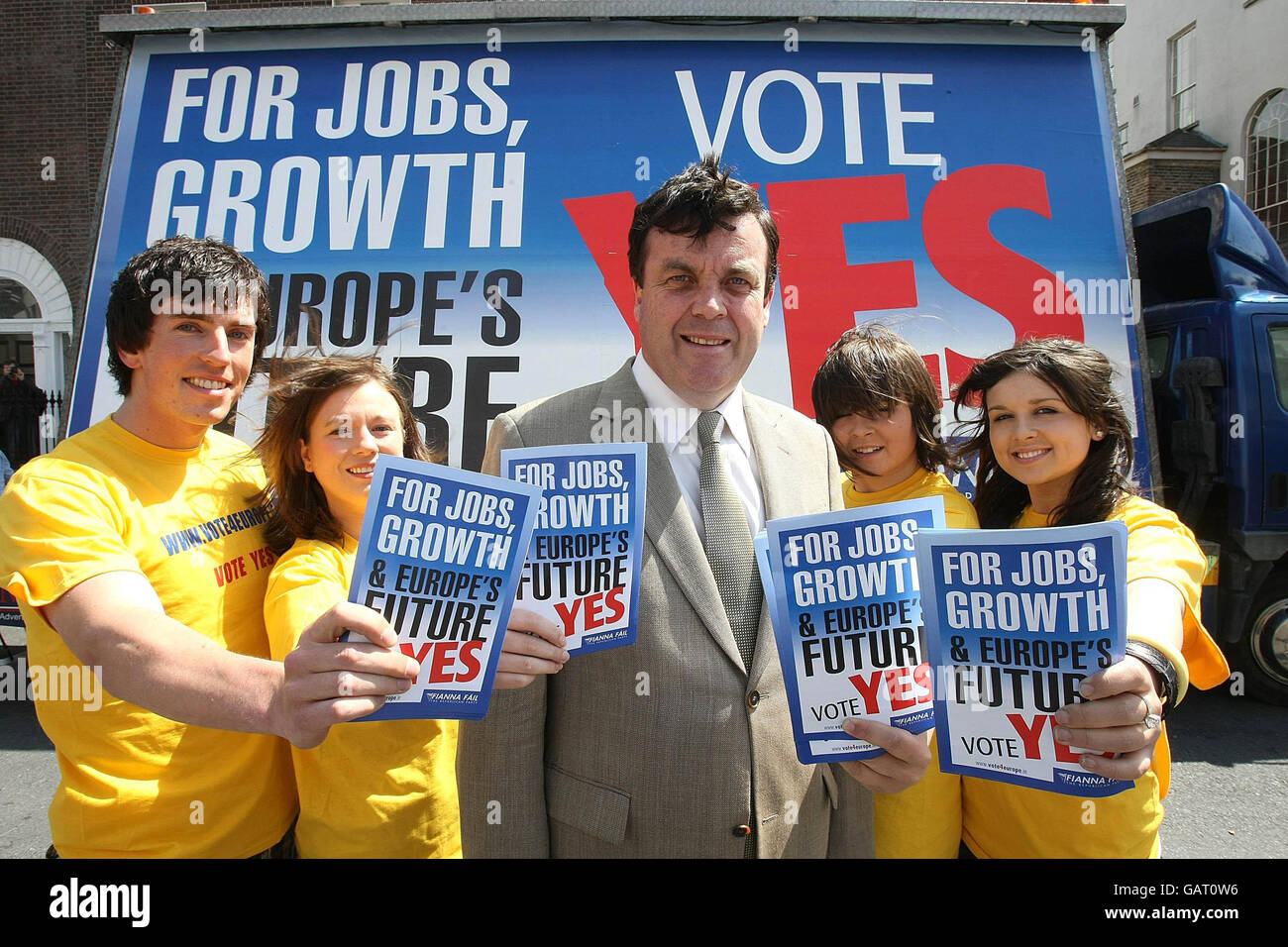 Der irische Finanzminister Brian Lenihan erklärt, dass ein Ja zum Vertrag von Lissabon am 13. Juni für das künftige Wirtschaftswachstum von entscheidender Bedeutung ist. Der Minister wurde bei einer Medienbesprechung vor dem Regierungsgebäude in Dublin mit Brian Nolan, Sara Staunton, Aideen Murphy und Sinead Murphy vor dem Fianna Fail Ad Mobile von links nach rechts begleitet. Stockfoto