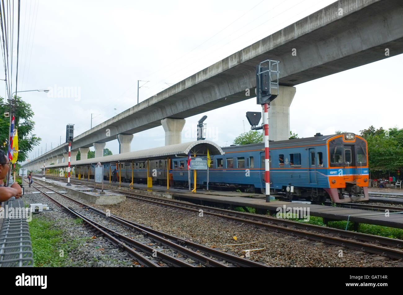 Bahnhof mit blauen Abfahrt Stockfoto