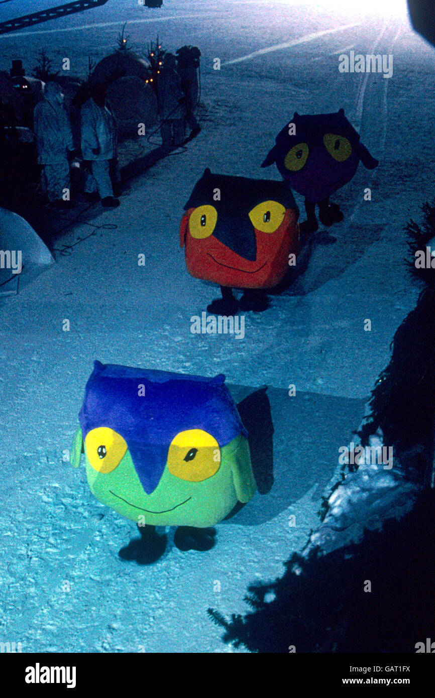 Drei der offiziellen Maskottchen der Olympischen Winterspiele 1998 in Nagano, Nokki, Tsukki und Sukki, verlassen die Bühne nach ihrem ersten Auftritt Stockfoto