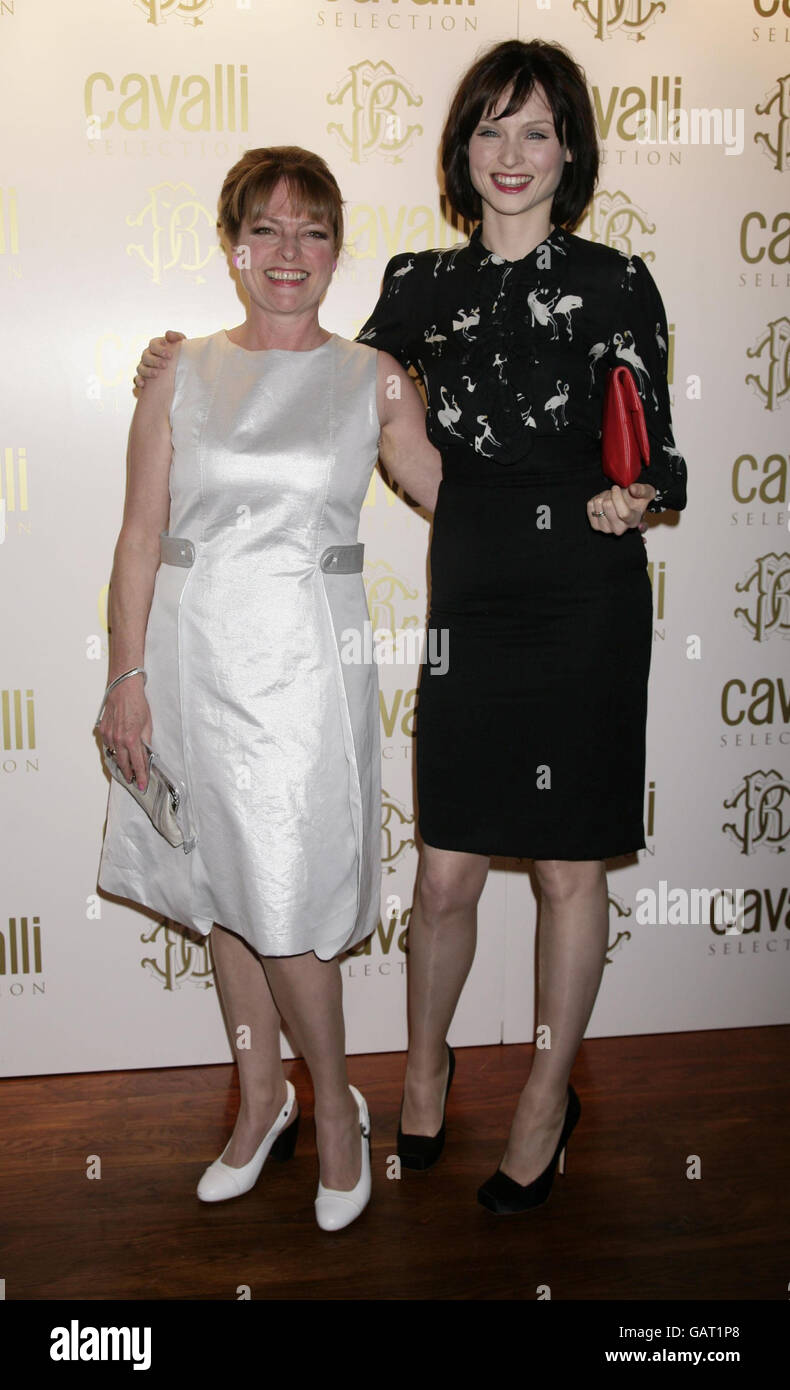 Sophie Ellis Bextor und ihre Mutter Janet Ellis kommen zur Vorstellung des „Cavalli Selection“-Weins des italienischen Designers Roberto Cavalli in der Berkeley Street 17 im Zentrum von London. Stockfoto