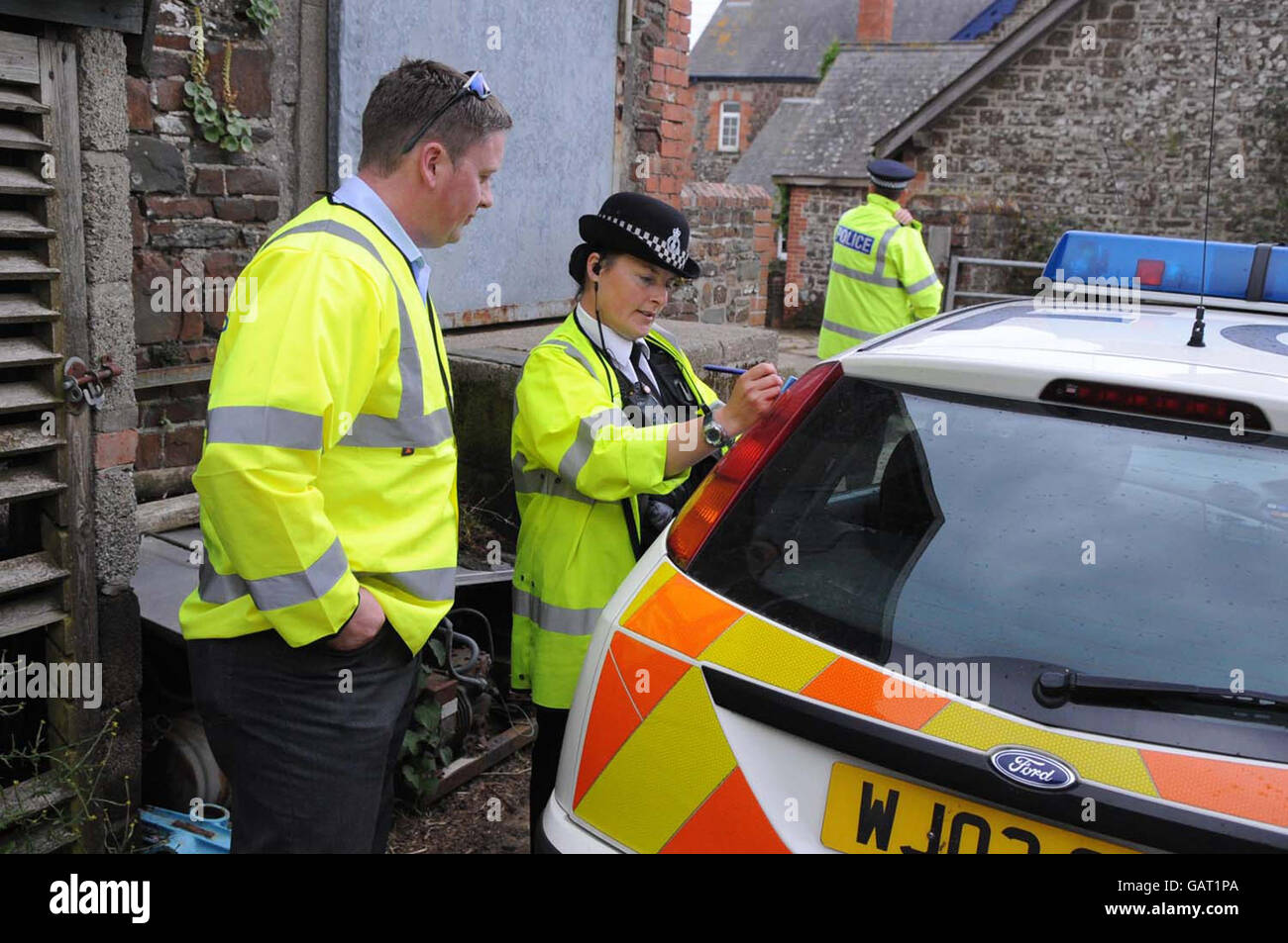 Polizeibeamte in der Nähe des Gebiets, in dem ein Armeehubschrauber in Torrington, Devon, abgestürzt ist. Stockfoto