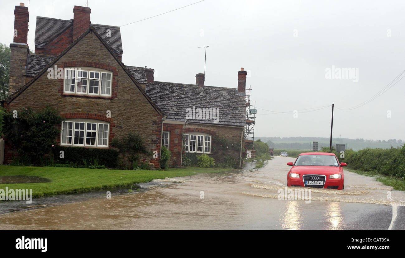 Die A417 zwischen Lechlade und Faringdon in Oxfordshire ist überflutet, weil es im Süden Großbritanniens stark geregnet hat. Stockfoto