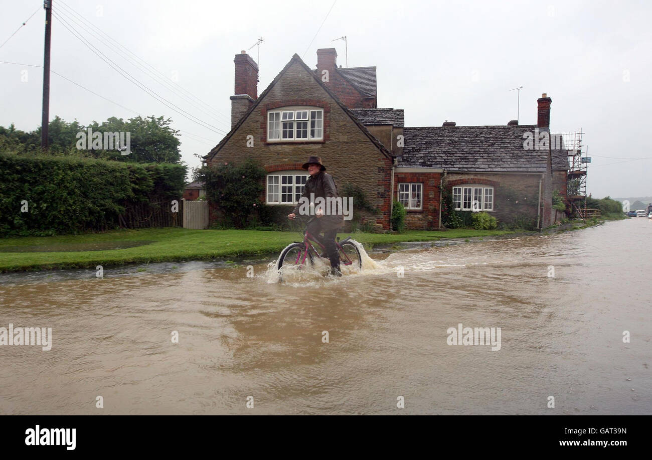 Die A417 zwischen Lechlade und Faringdon in Oxfordshire ist überflutet, weil es im Süden Großbritanniens stark geregnet hat. Stockfoto