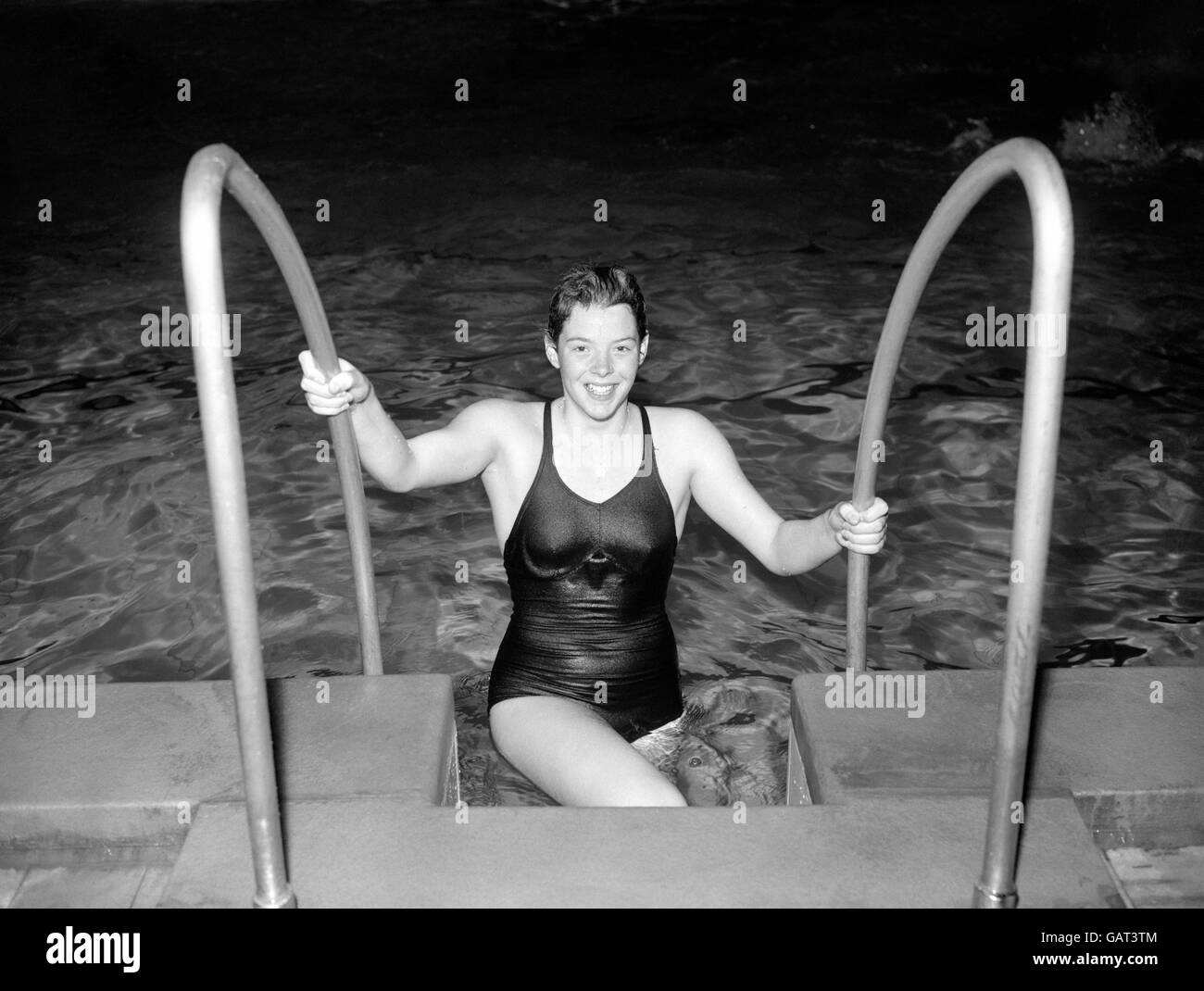 Die 17-jährige Judy Grinham, die bei den Olympischen Spielen in Melbourne für den 100-Meter-Rückschlag ausgewählt wurde, nachdem sie ihren Rückschlag-Titel bei einer Amateur Swimming Association Championships in Blackpool behalten hatte. Stockfoto