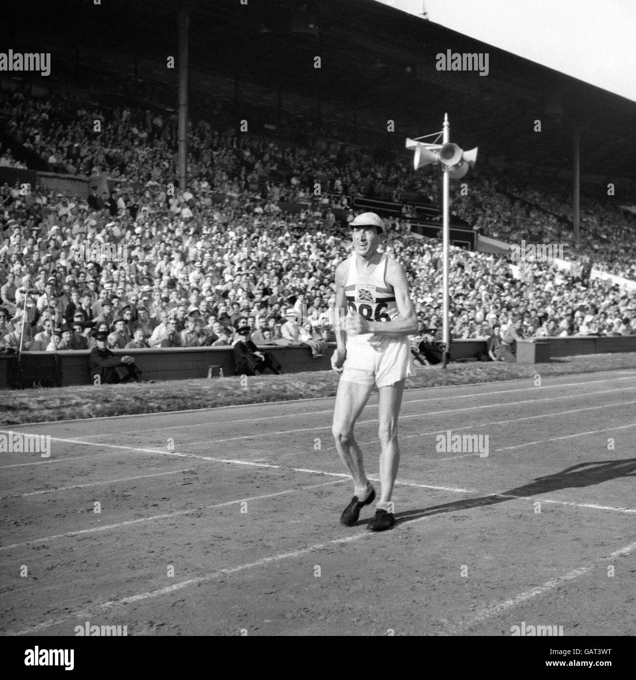 Tebbs Lloyd-Johnson betritt das Stadion am Ende des 50,000 Meter langen Spaziergangs. Er gewann die Bronzemedaille im Alter von 48 und 15 Tagen und wurde damit der älteste olympische Medaillengewinner. Stockfoto