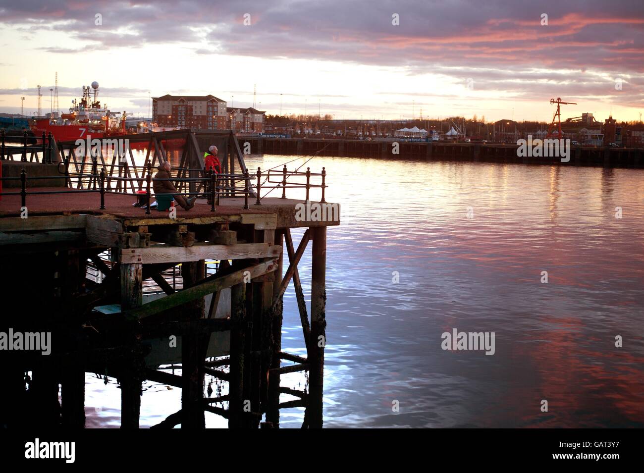 Angeln bei Sonnenuntergang, Fluss Tyne, Harton Quays, South Shields Stockfoto