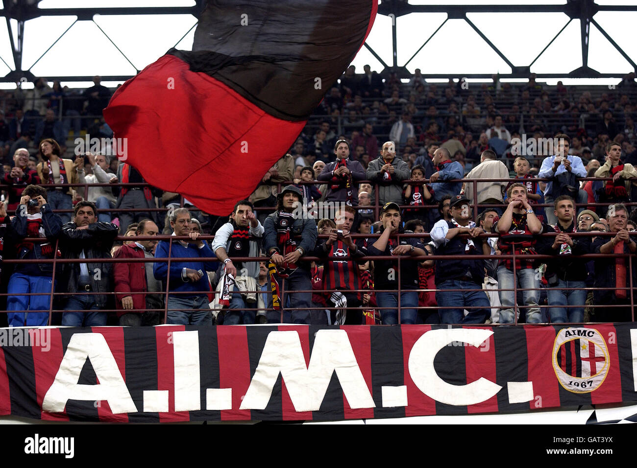 Fußball - UEFA Champions League - Viertelfinale - zweite Etappe - AC Mailand / Ajax. AC Mailand Fans genießen das Spiel Stockfoto