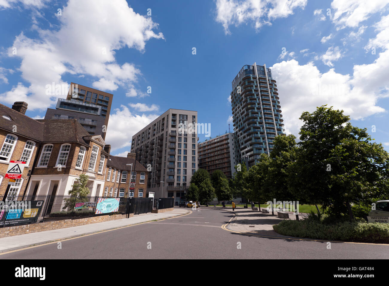 Eine Weitwinkelaufnahme Elmira Street, Lewisham. mit Prendergast Vale College auf der linken und Kornmühle Gärten auf der rechten Seite. Stockfoto