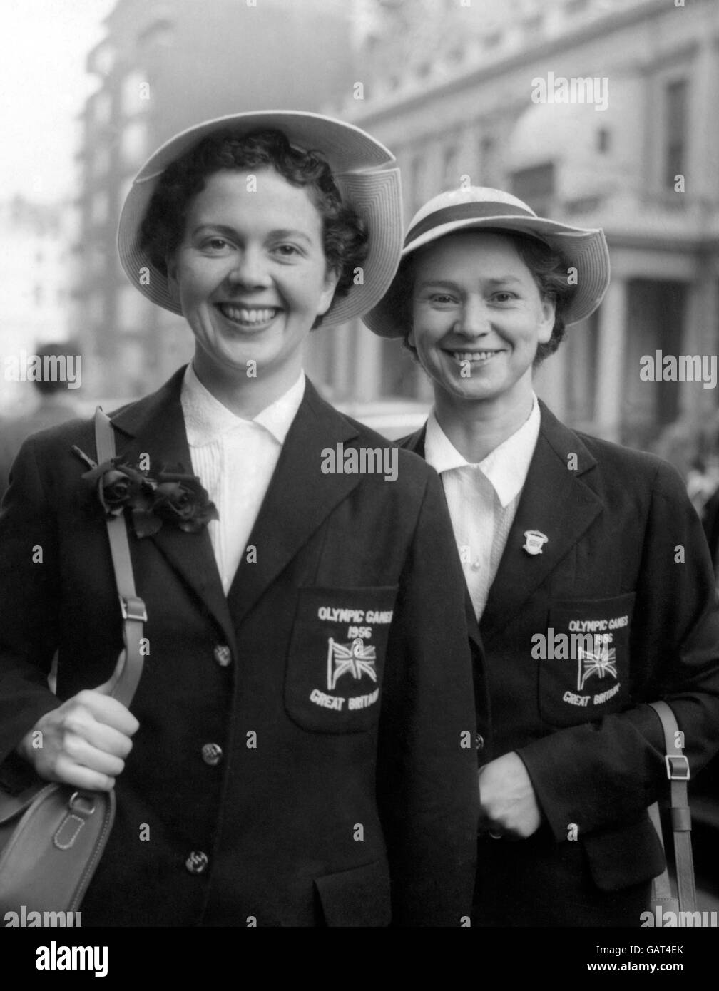 Gillian Sheen, links, und Mary Glen-Haig, Mitglieder der britischen Fechtmannschaft für die Olympischen Spiele in Melbourne. Stockfoto