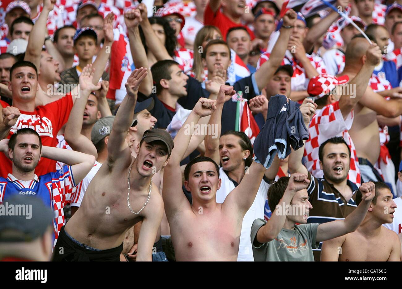 Fußball - UEFA-Europameisterschaft 2008 - Gruppe B - Österreich - Kroatien - Ernst Happel-Stadion. Kroatische Fans, auf den Tribünen Stockfoto