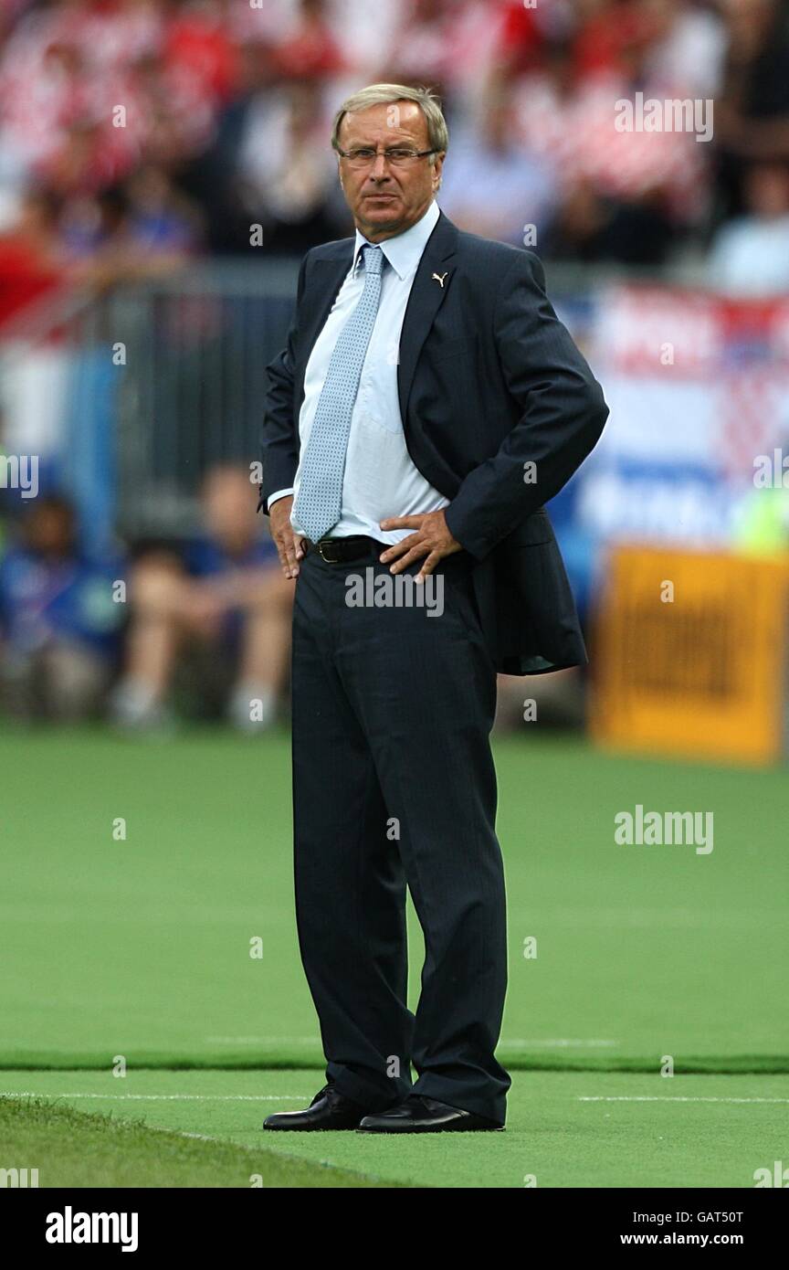 Fußball - UEFA-Europameisterschaft 2008 - Gruppe B - Österreich - Kroatien - Ernst Happel-Stadion. Österreich-Manager Josef Hickersberger auf der Touchline. Stockfoto