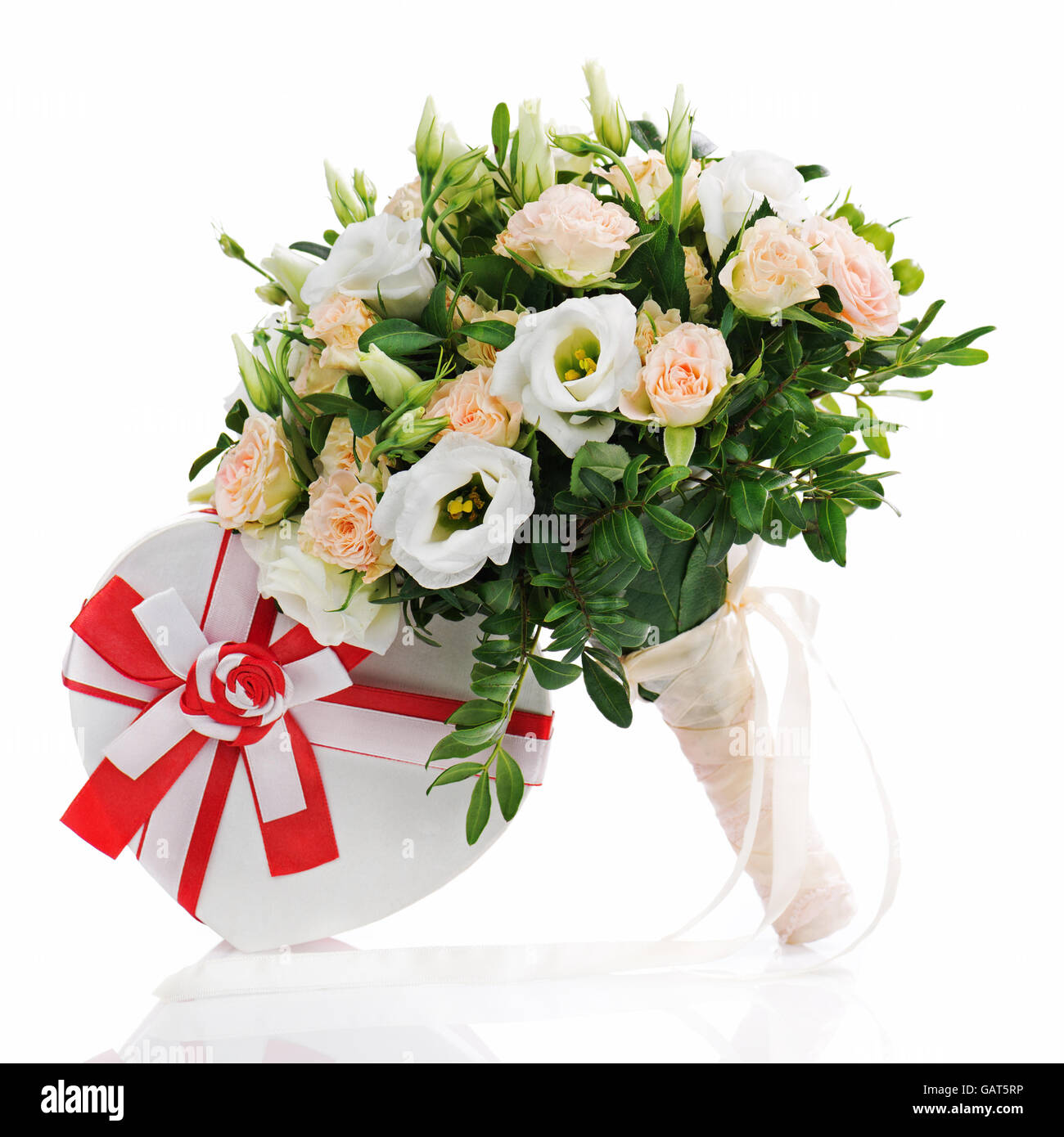 Blumenstrauß für die Braut von Rosen, Eustomy und Pistazien mit einem Hochzeitsgeschenk isoliert auf weißem Hintergrund. Stockfoto