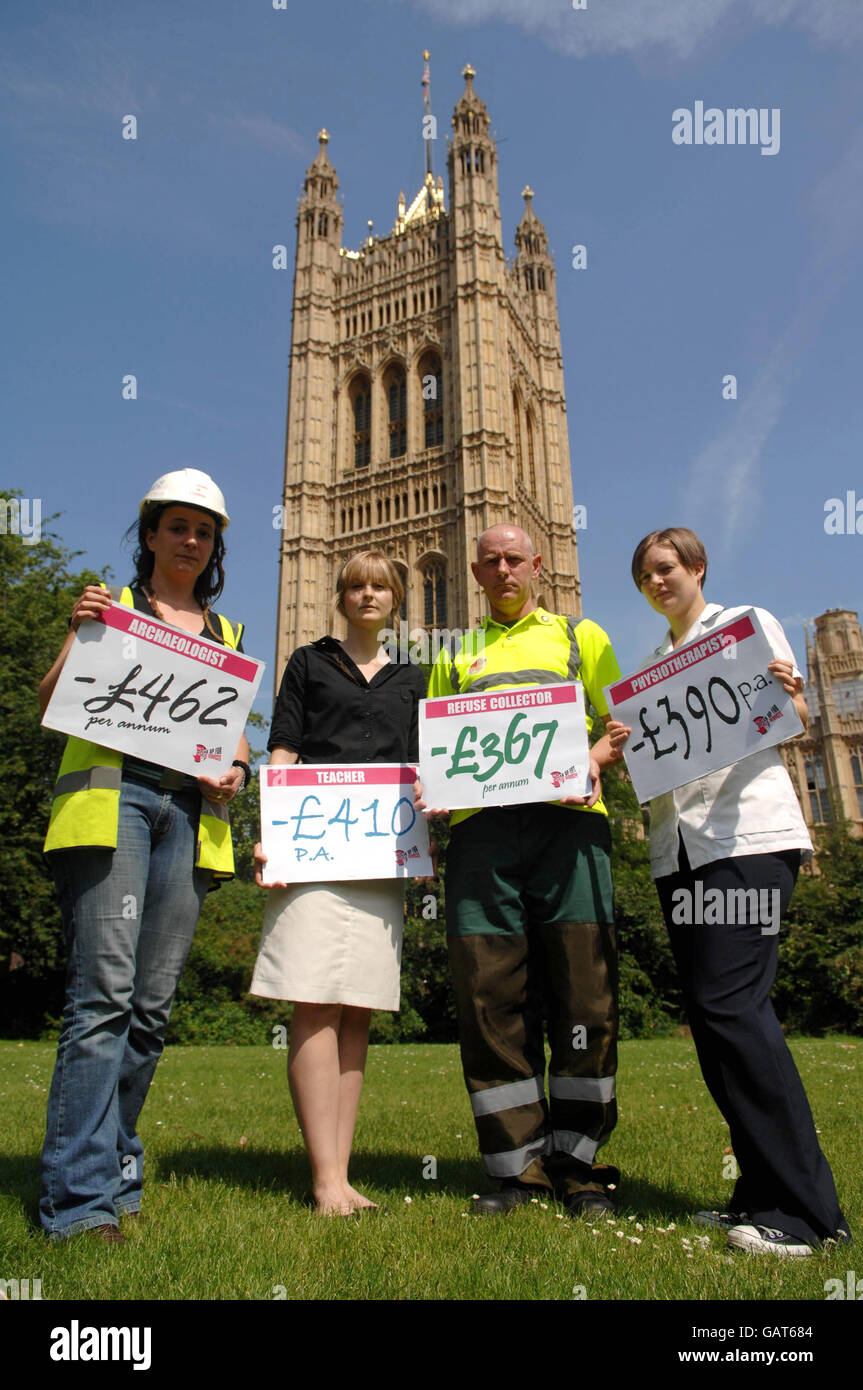 TUC-Mitglieder (von links nach rechts) Sadie Watson, 34, Anna Brooman, 27, Steve Trainor, 49 und Jessica DENTITH, 30, vor den Houses of Parliament in London, bevor sie an einer Kundgebung teilnahmen, die zu fairen Entlohnung aufrief. Stockfoto