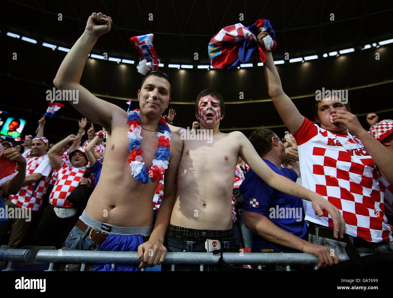 Fußball - UEFA-Europameisterschaft 2008 - Gruppe B - Österreich - Kroatien - Ernst Happel-Stadion. Kroatische Fans, in den Tribünen während des Spiels. Stockfoto