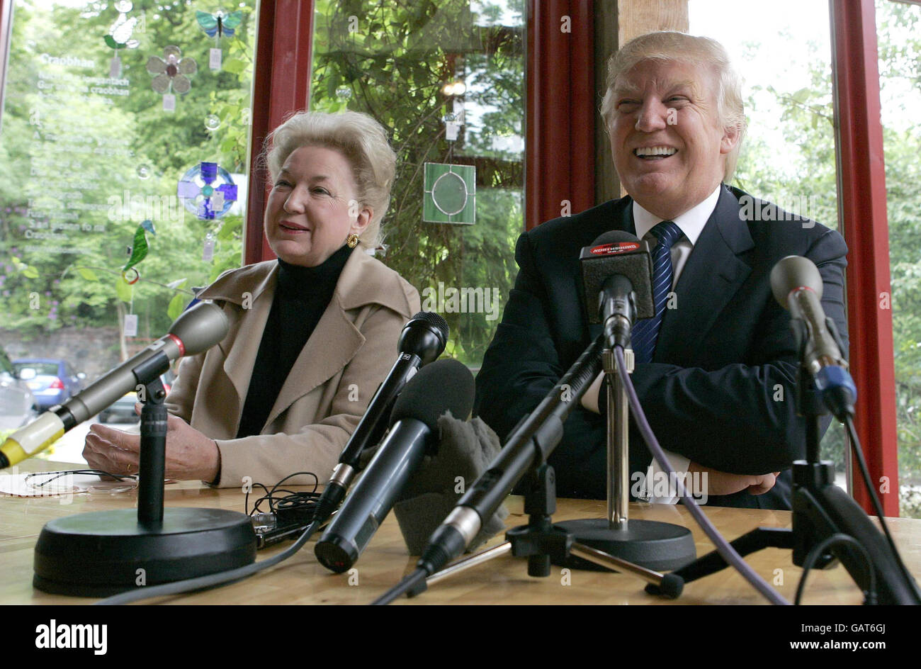 Tycoon Donald Trump mit Schwester Maryanne Trump Barry auf einer Pressekonferenz nach einem Besuch des Hauses in Tong auf der Isle of Lewis, wo seine Mutter vor ihrer Emigration in die Vereinigten Staaten aufgewachsen war. Stockfoto
