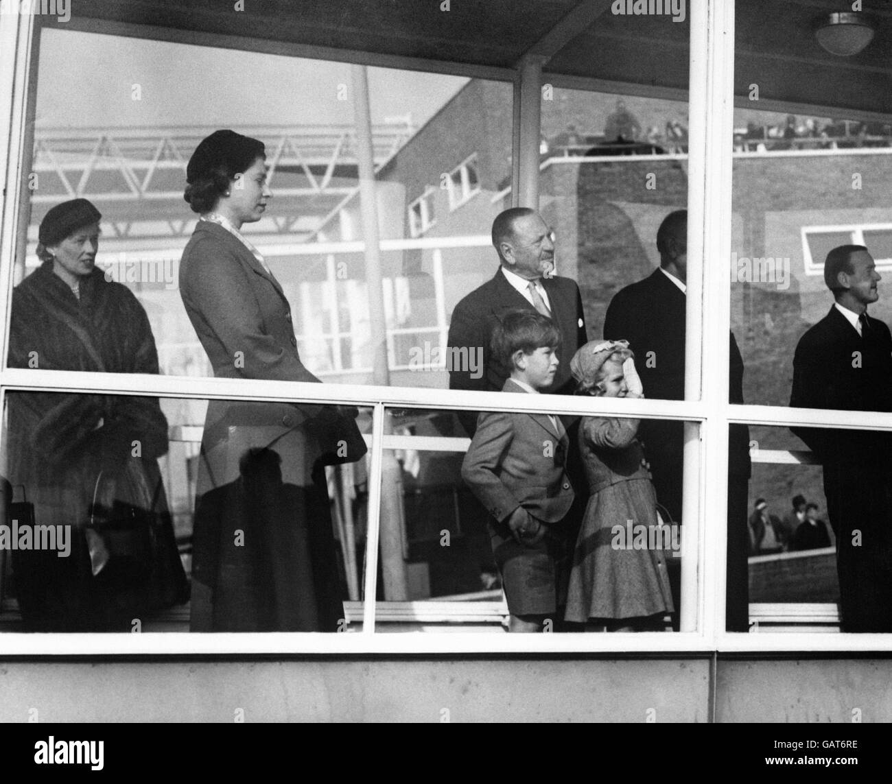 Die Königin, Prinz Charles und Prinzessin Anne waren am Londoner Flughafen, um Prinz Philip zu verabschieden, als er im BOAC Argonaut-Verkehrsflugzeug Ajax nach Mombasa abfuhr. Dort wird er mit der Royal Yacht Brittania für eine 3 1/2-monatige Welttournee, bei der er die Olympischen Spiele in Melbourne, Australien eröffnen wird, teilnehmen. Stockfoto