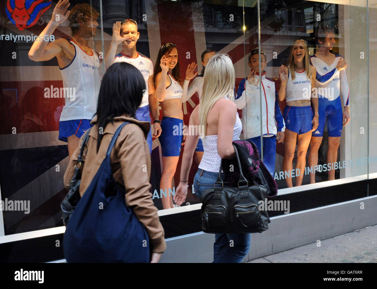 Chris Tomlinson, John McFall, Heather Fell, Victoria Pendleton, Tom Daley, Liz Yelling und Bradley Wiggins posieren in ihren neuen Olympia-Trikots im Adidas-Shop in der Oxford Street in London. Stockfoto