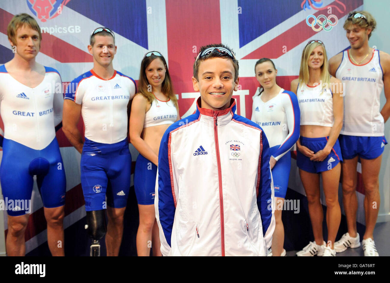 Der britische Olympiataucher Tom Daley posiert mit anderen Teammitgliedern in ihren neuen Olympia-Trikots im Adidas-Shop in der Oxford Street in London. Stockfoto