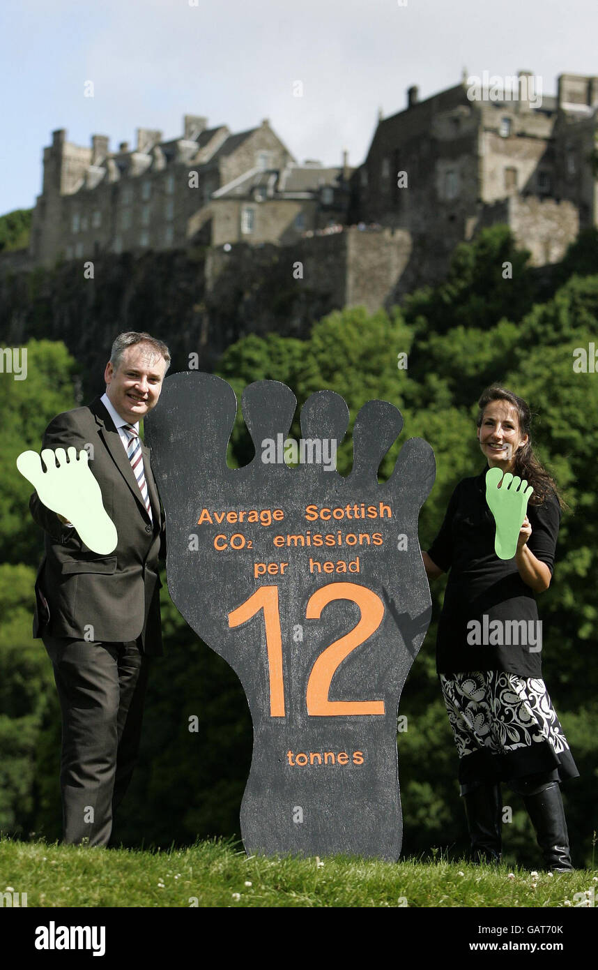 Umweltminister Richard Lochhead mit Rachel Nunn, Gründerin von Going Carbon Neutral Stirling, in Stirling Castle, Schottland, kündigte das Projekt an, dass Stirling die erste CO2-neutrale Stadt Großbritanniens werden soll. Stockfoto
