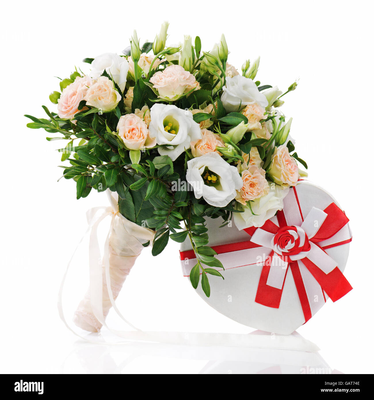 Blumenstrauß für die Braut von Rosen, Eustomy und Pistazien mit einem Hochzeitsgeschenk isoliert auf weißem Hintergrund. Stockfoto