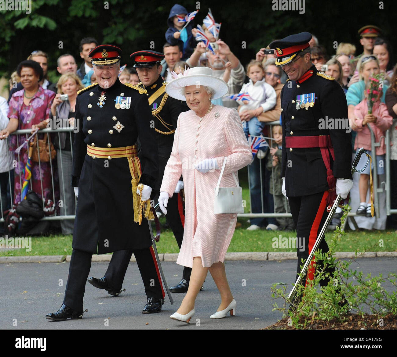 Die britische Königin Elizabeth II. Bereitet sich auf die Enthüllung des Eingangssteins der neu umbenannten Royal Artillery Barracks, Larkhill, Salisbury, Wiltshire, vor. Sie wird von Meister Gunner, Alex Harley (links) und Colonel Ian Tinsley (rechts) begleitet. Stockfoto