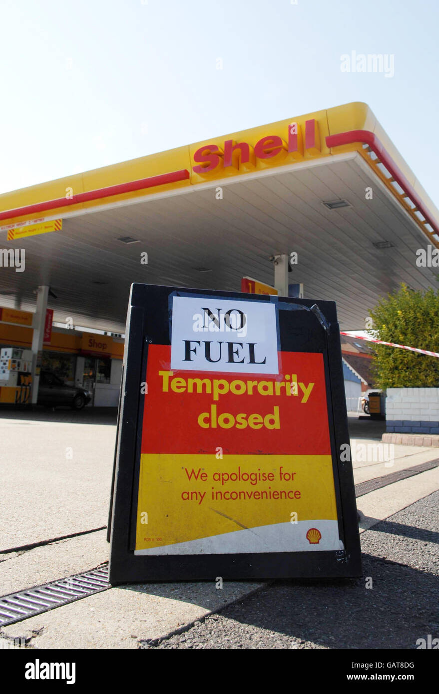 Ein No-Fuel-Schild vor einer Shell-Tankstelle in Brighton, East Sussex. Stockfoto