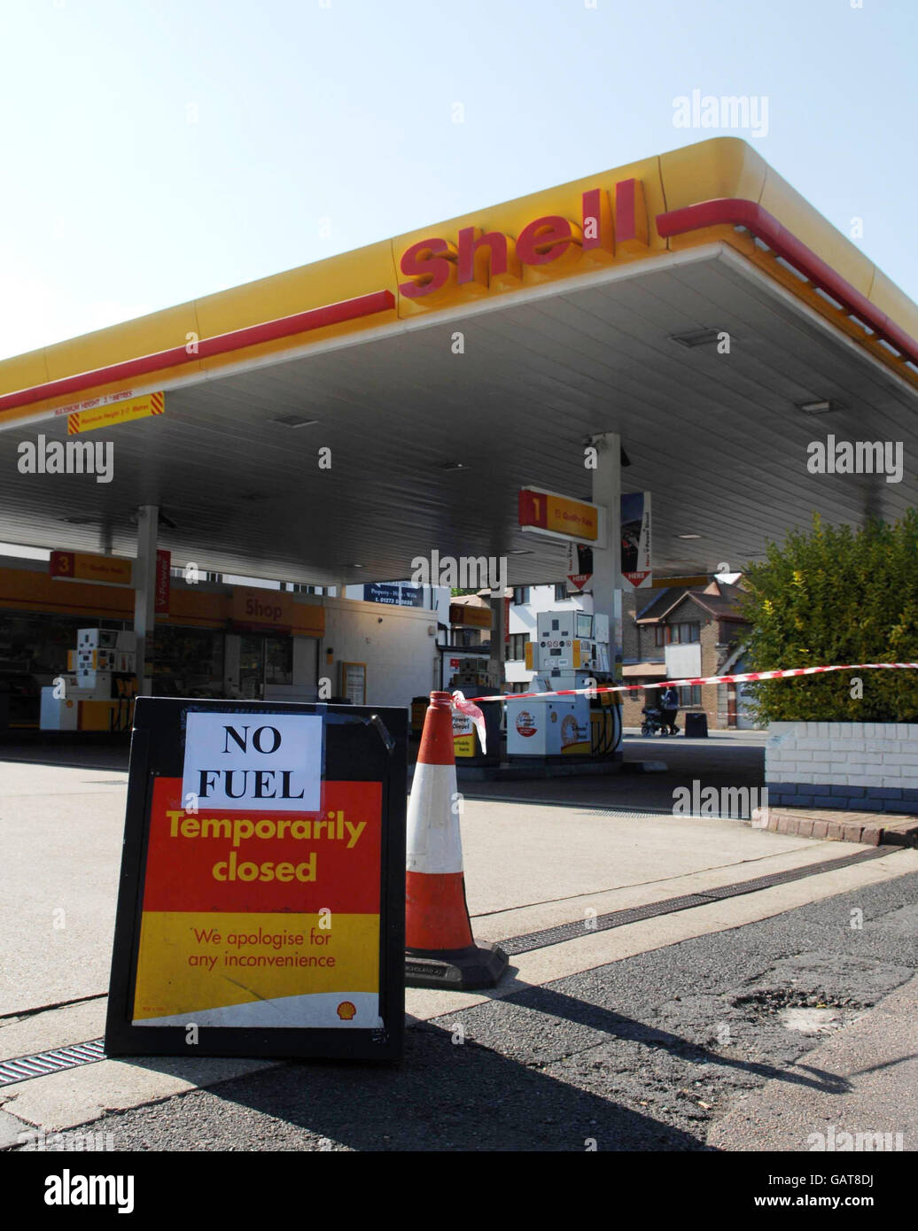 Ein No-Fuel-Schild vor einer Shell-Tankstelle in Brighton, East Sussex. Stockfoto
