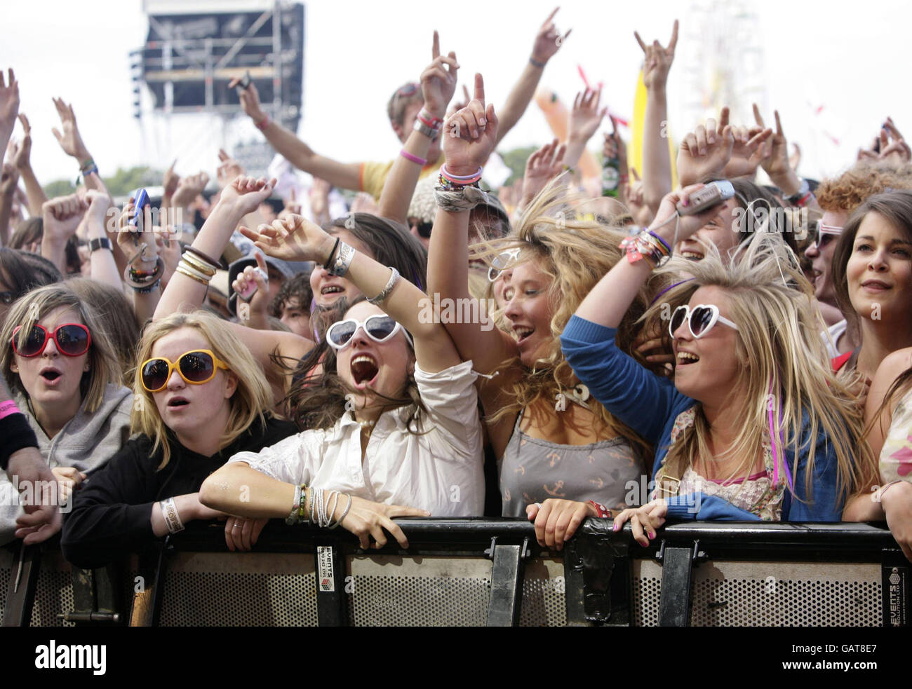 Die Menge beobachtet den Feind auf der Bühne beim Isle of Wight Festival 2008 im Seaclose Park auf der Isle of Wight. Stockfoto