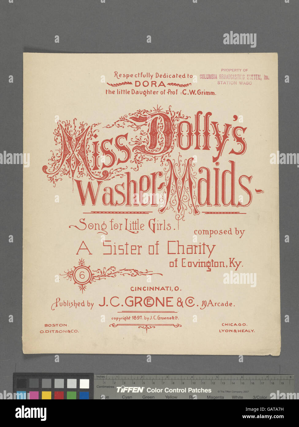 Dieses Kunstwerk mit dem Titel „Miss Dolly's Washer-Maids“ präsentiert eine charmante Szene der Hausarbeit mit einem Schwerpunkt auf das tägliche Leben von Waschfrauen. Es fängt die geschäftige Atmosphäre der Wäsche und die Ausdrucksformen der Charaktere ein. Stockfoto