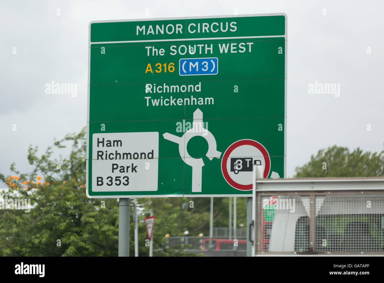 Autobahn und Straße Zeichen am Manor Circus in London Stockfoto