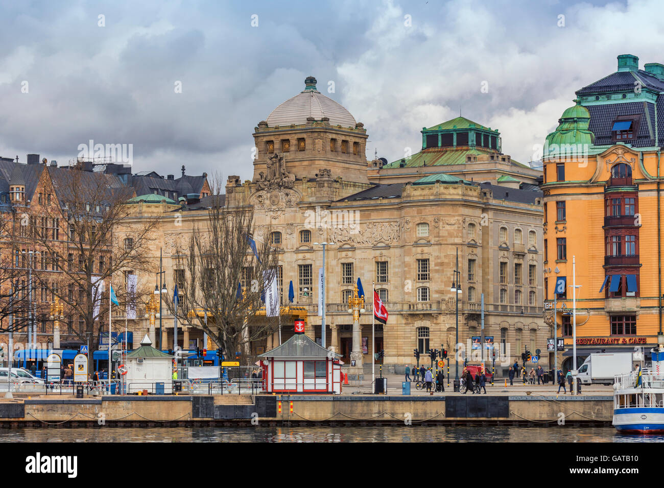 Stockholm, Schweden - 30. März 2016: Das königliche dramatische Theater befindet sich am Nybroplan und wurde 1788 gegründet. Stockfoto